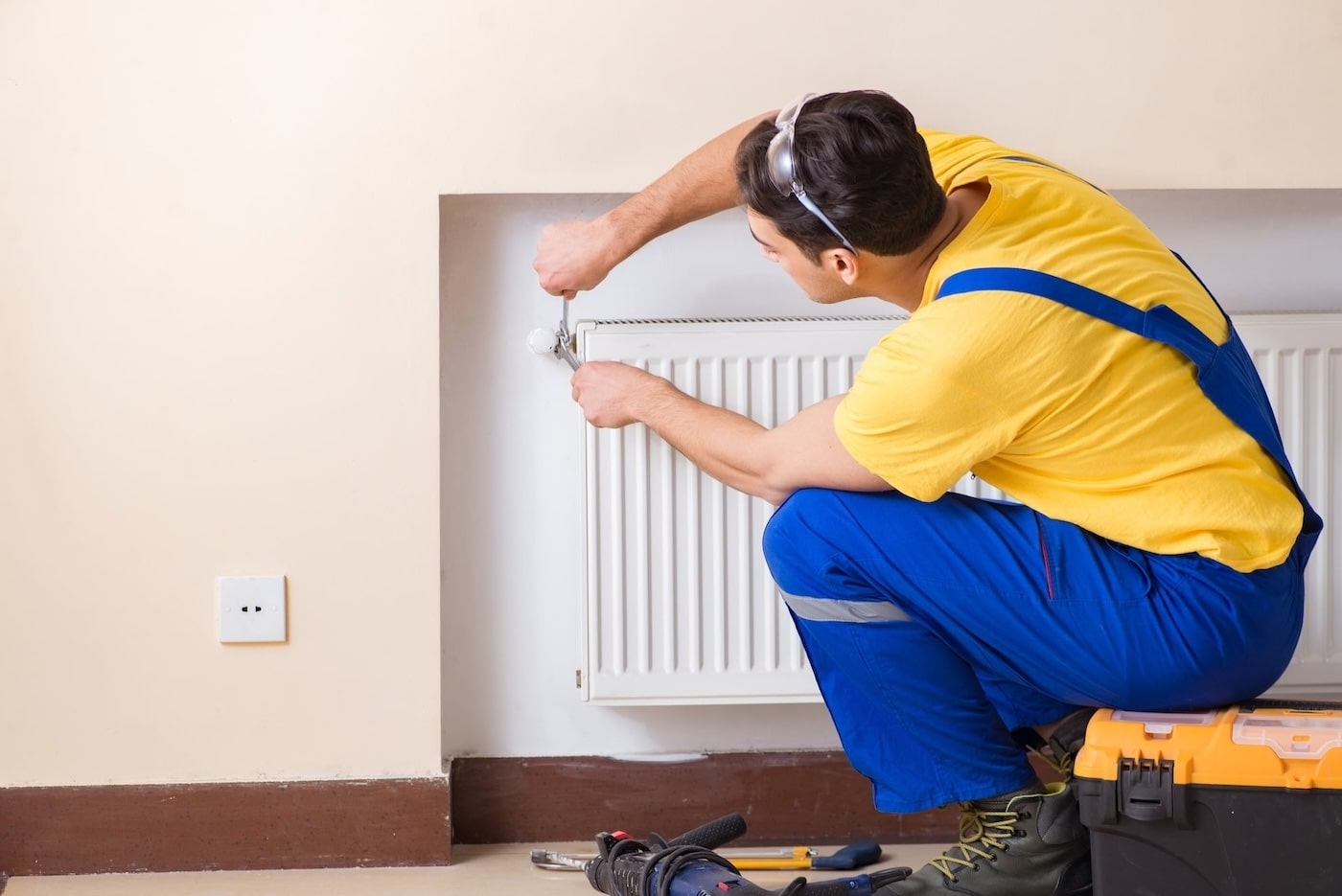 33265210 Young Repairman Contractor Repairing Heating Panel Min